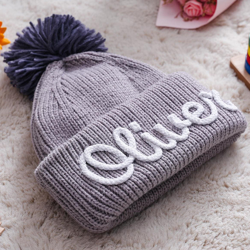 Knit baby beanie with pom-pom embroidered with the name Oliver